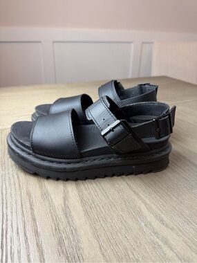Dr. Martens Voss leather strap platform sandals in black. US Ladies size 7.
